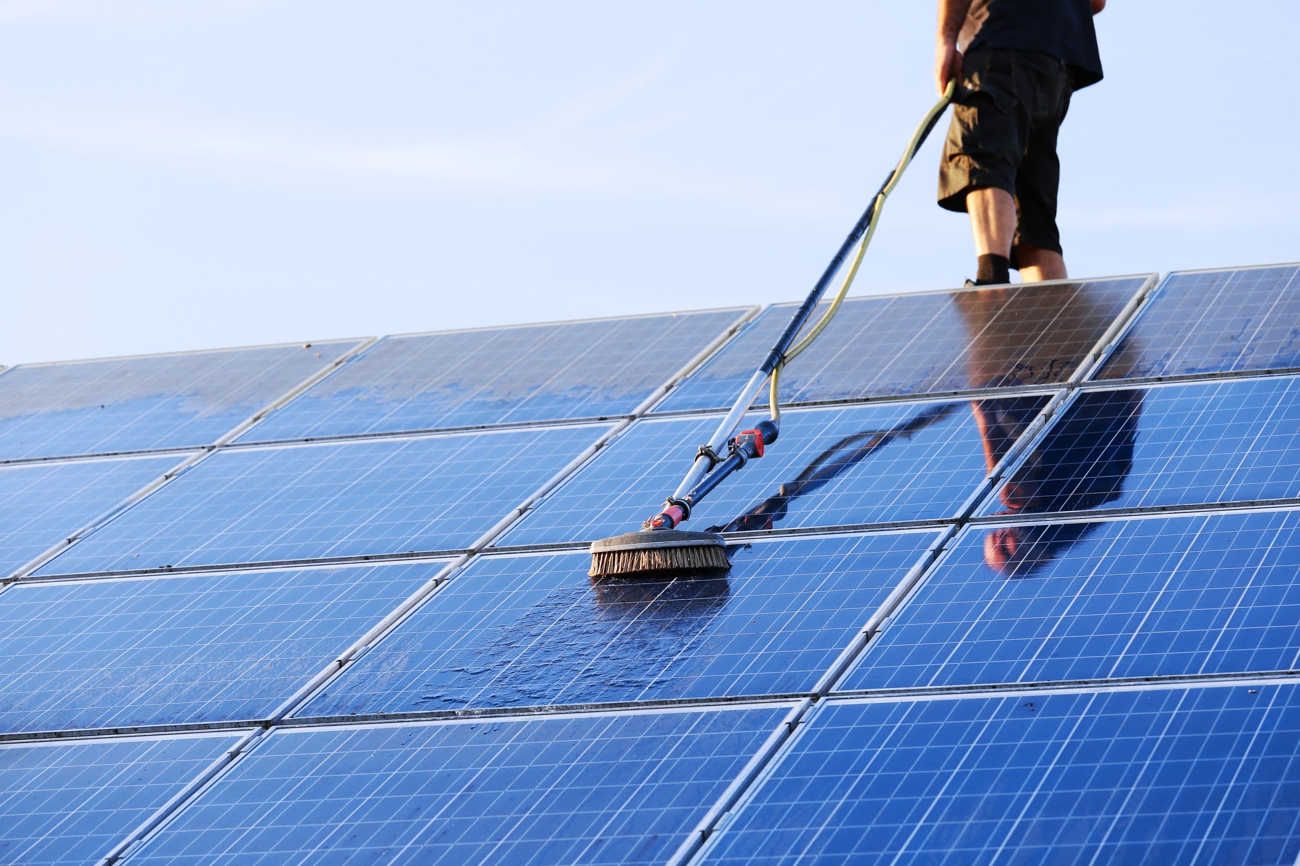 Reinigung einer Photovoltaikanlage auf einem Dach