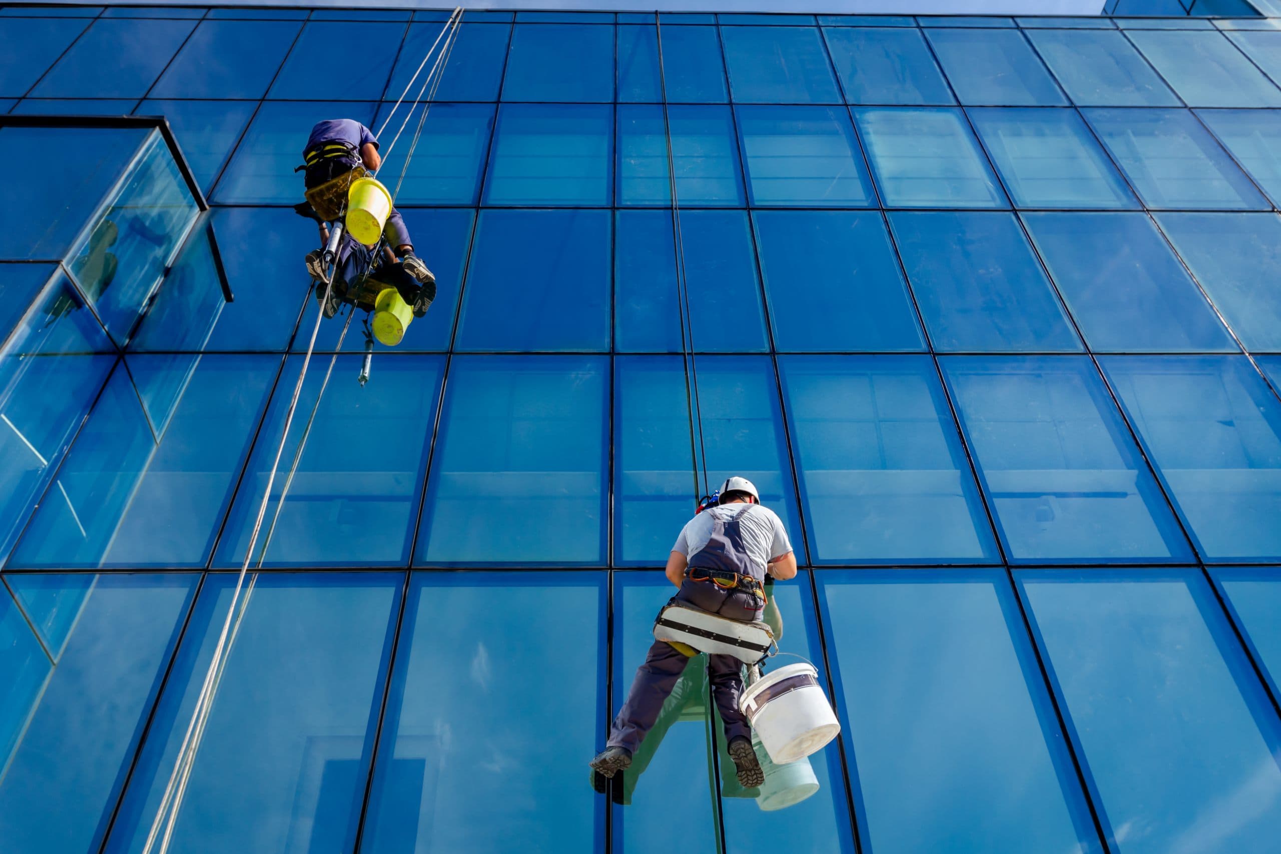Professionelle Fassaden- und Glasreinigung an einem Hochhaus